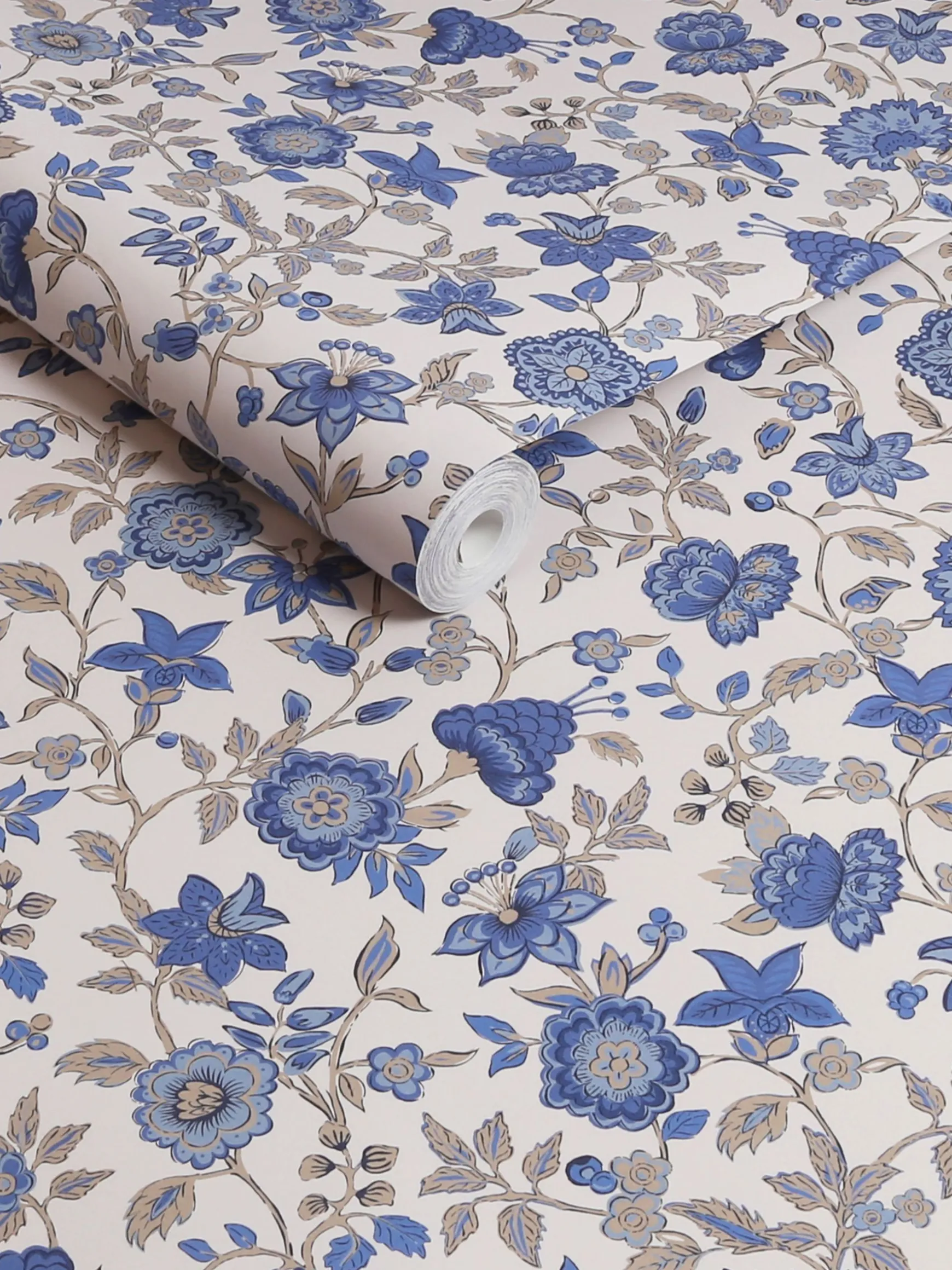 Cream/Blue Trailing Scot 10M Wallpaper